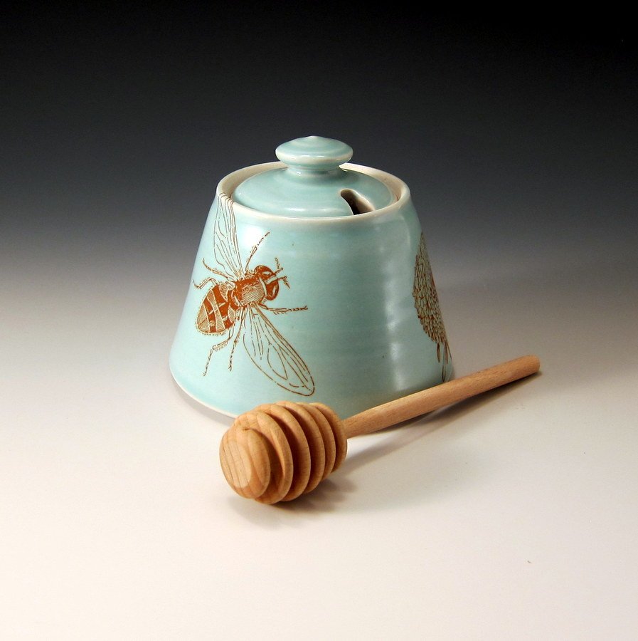 Emily Murphy Porcelain Pottery_honey_pot_bees